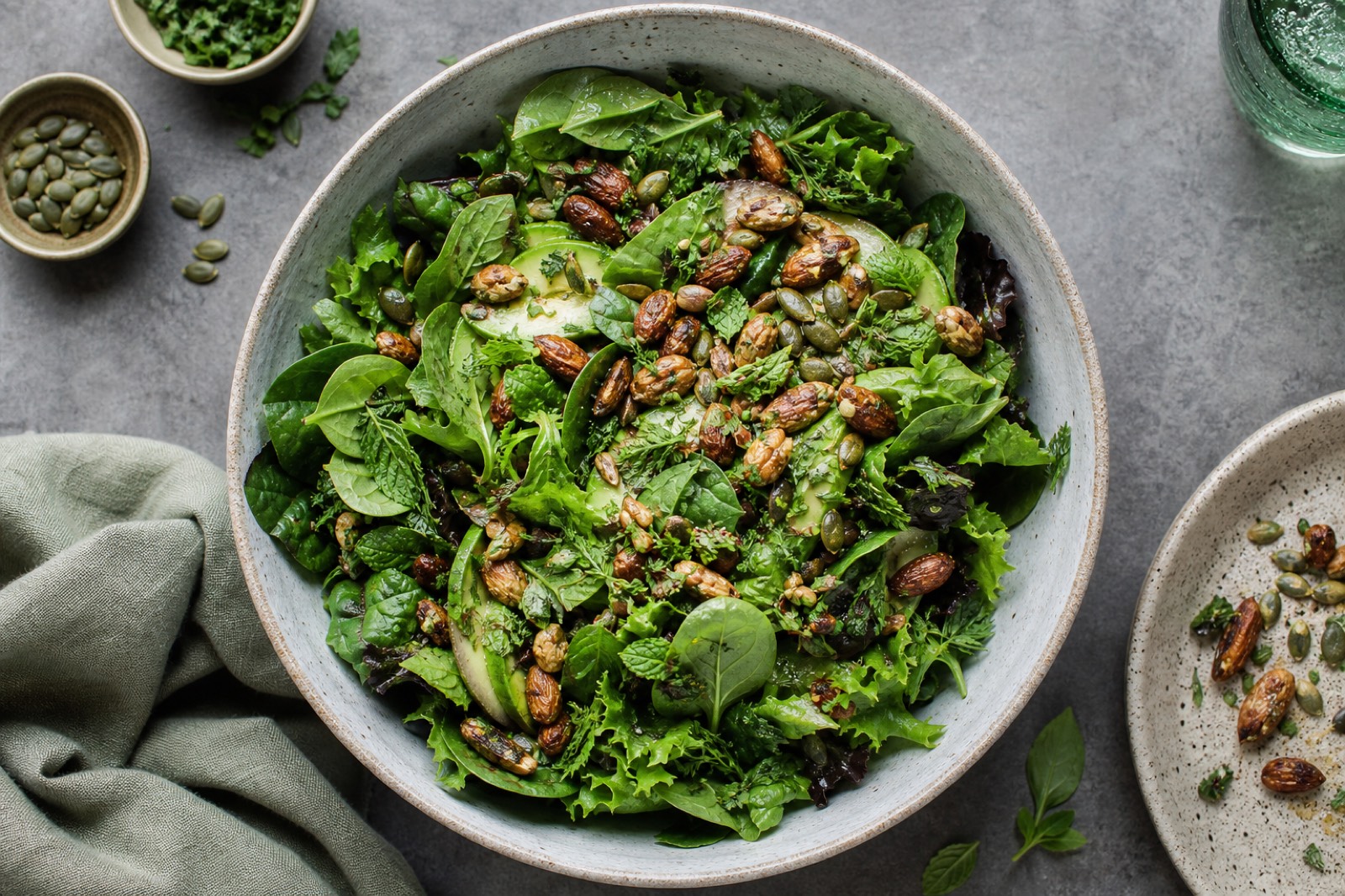 Groene salade met geroosterde noten